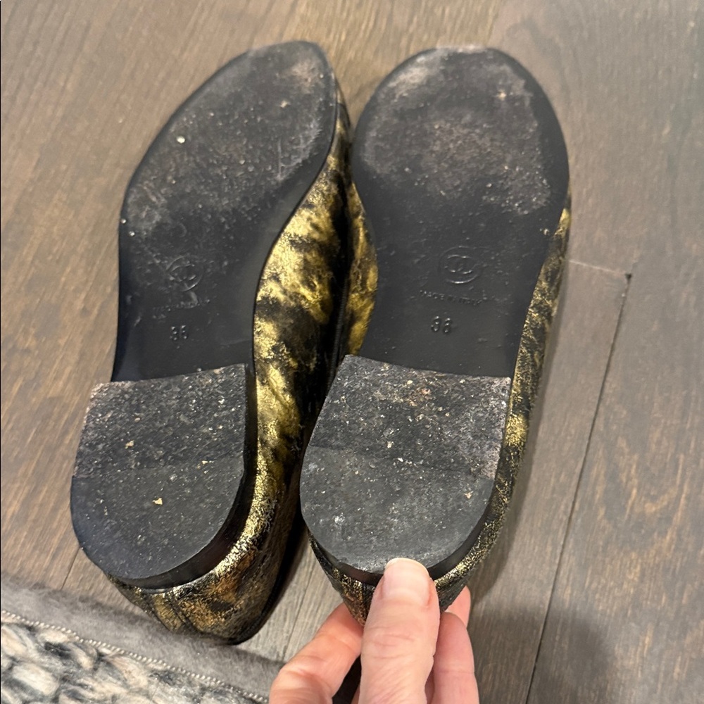 CHANEL Women's Black and Gold ballet flats - Picture 6 of 10